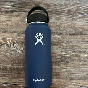 Hydro Flask Navy Bottle with Black Lid 32 oz